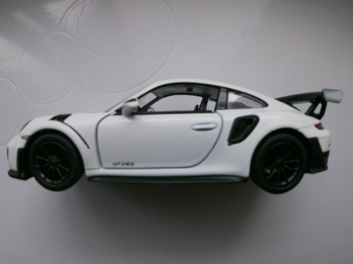 Porsche 911 GT RS by Kinsmart 1/37 Scale Pull BAck action toy white doors open