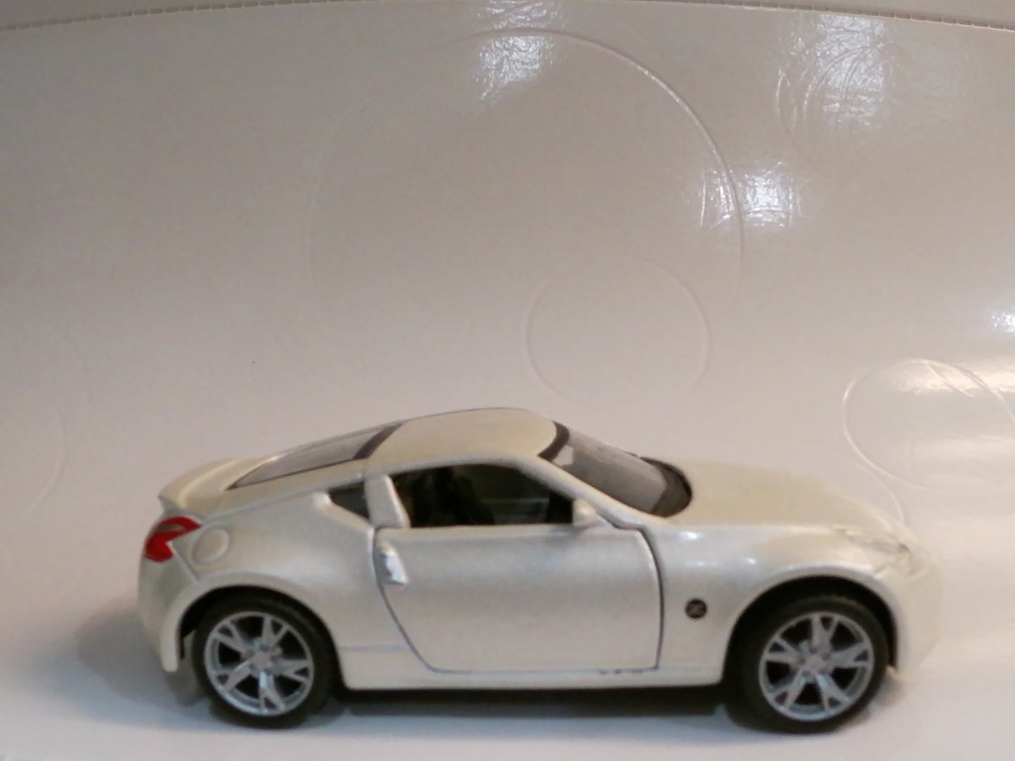 2009 Nissan 370Z Scale 1/37 diecast wind up toy car in white made by Maisto