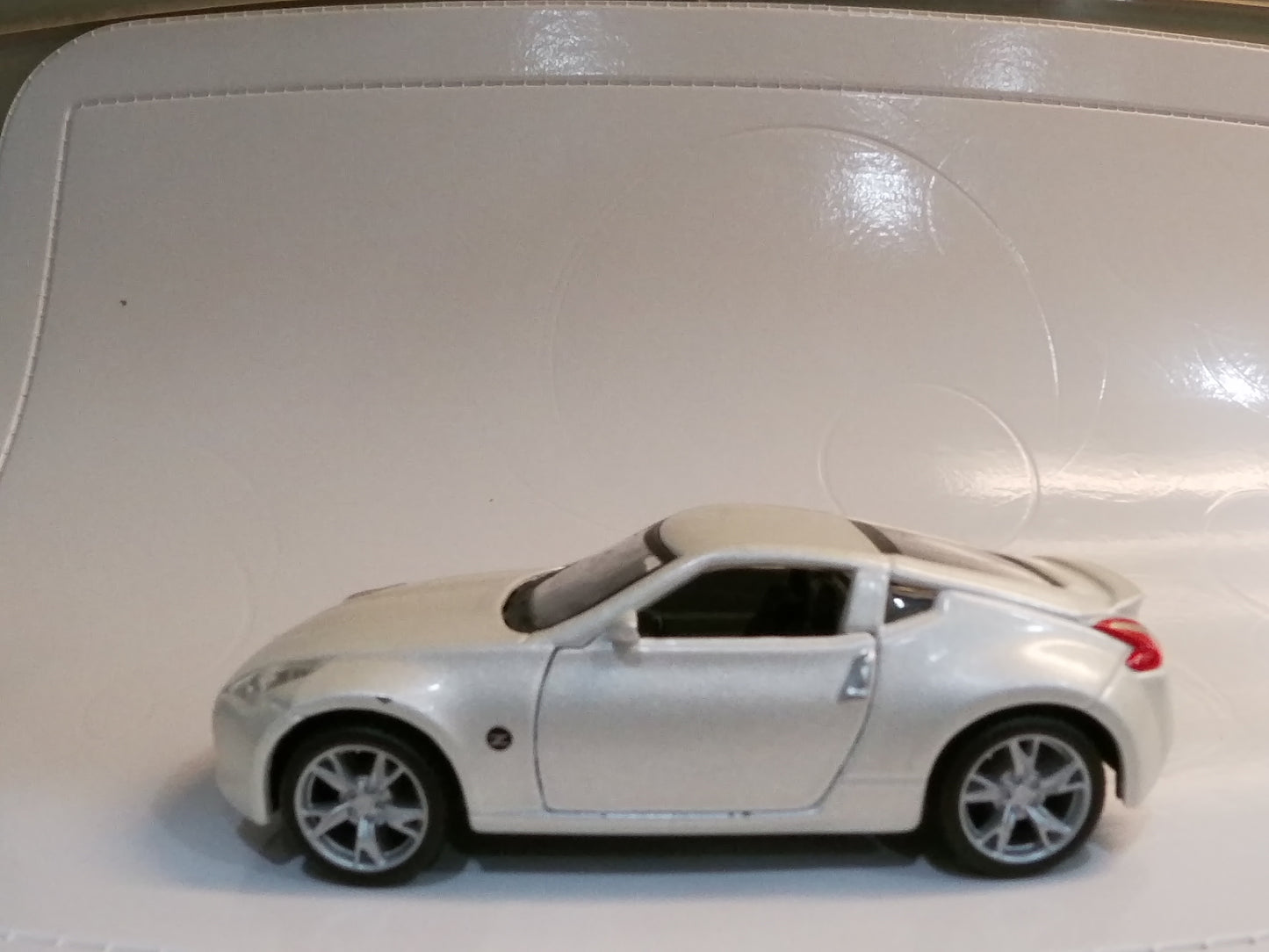 2009 Nissan 370Z Scale 1/37 diecast wind up toy car in white made by Maisto