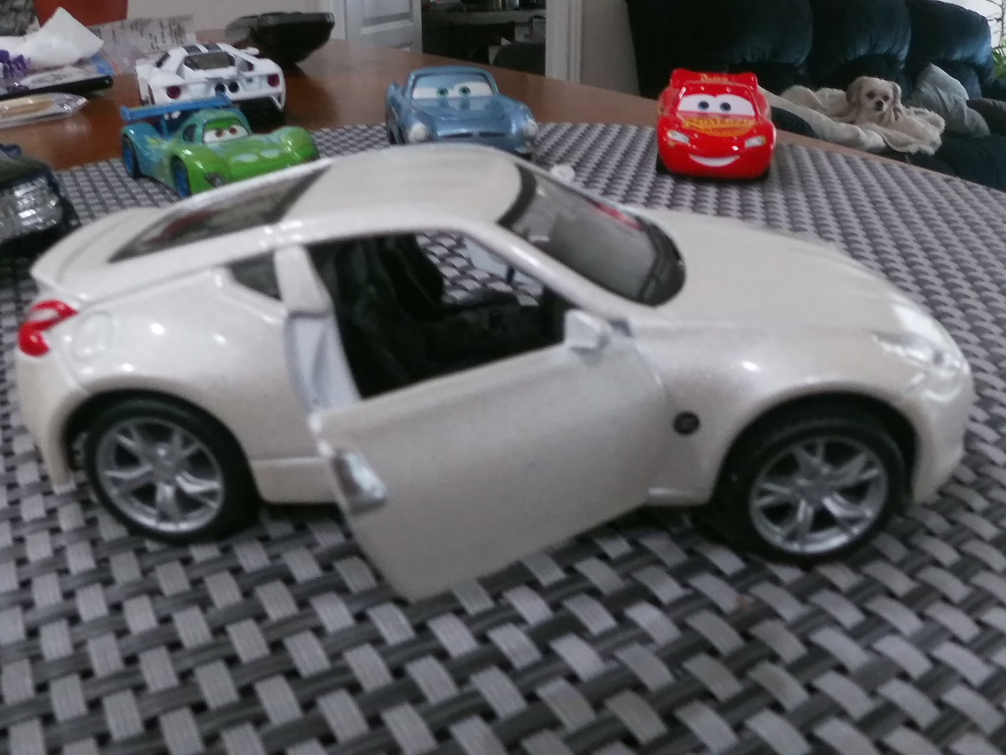 2009 Nissan 370Z Scale 1/37 diecast wind up toy car in white made by Maisto