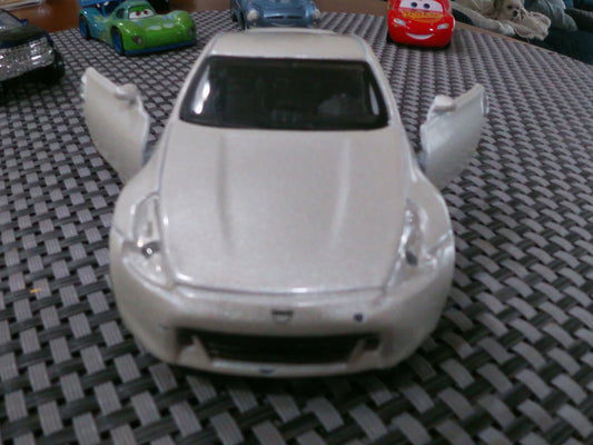2009 Nissan 370Z Scale 1/37 diecast wind up toy car in white made by Maisto