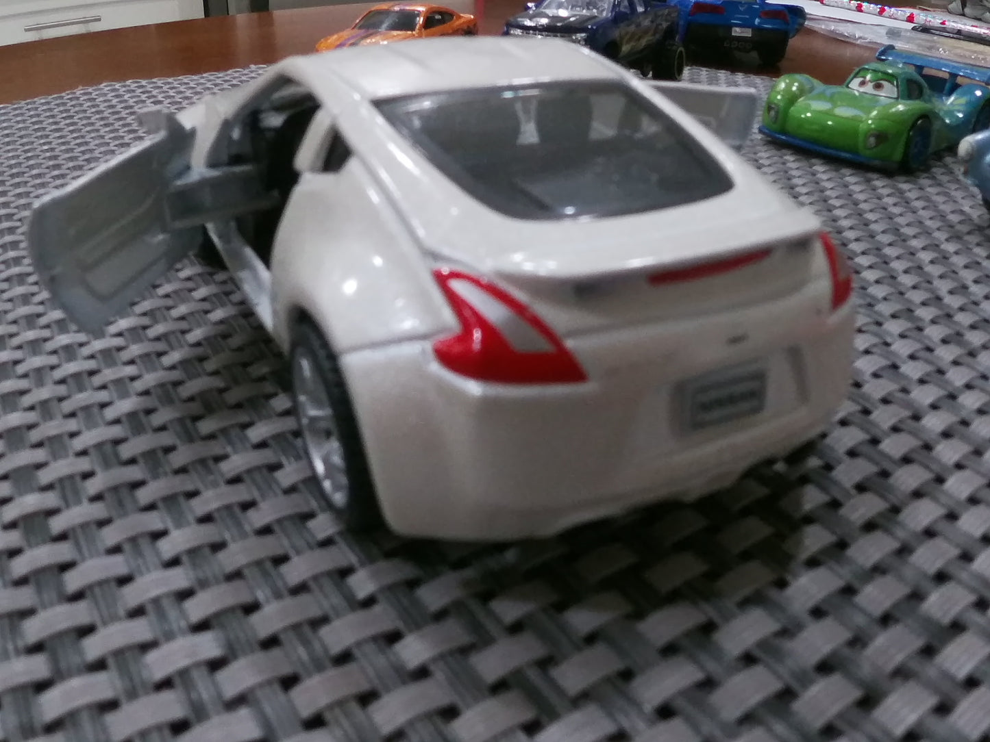 2009 Nissan 370Z Scale 1/37 diecast wind up toy car in white made by Maisto